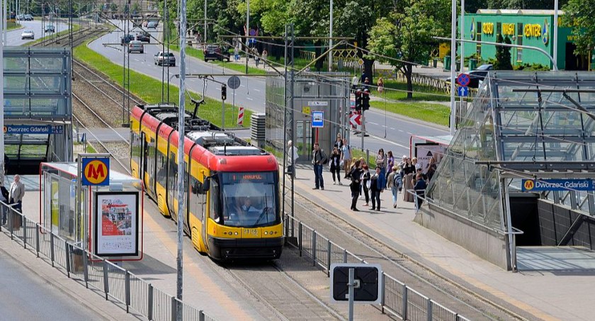 Tramwaj, autobus i samochód ostrzelane przy Dworcu Gdańskim