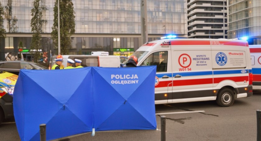 Jedna osoba zginęła, jedna w szpitalu - bus z impetem wjechał w słup