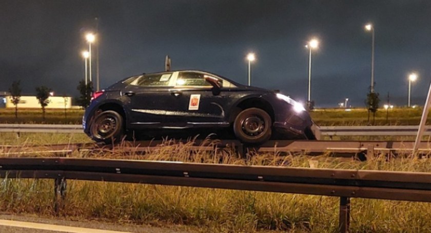 Skoda na barierkach po zderzeniu z BMW