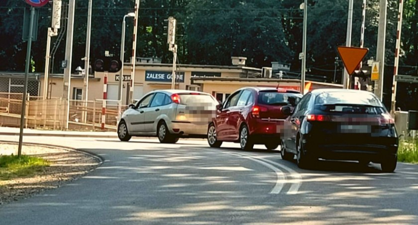 Wysokie mandaty dla pieszych za przejście przez zamknięty przejazd. Nie ma taryfy ulgowej!