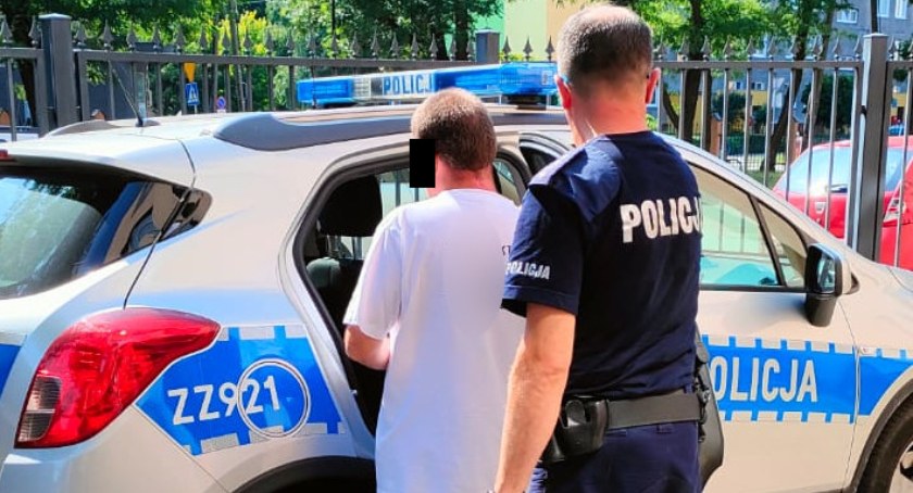 Zwyrodnialec zaatakował dziewczynkę na ulicy i próbował wciągnąć w zarośla