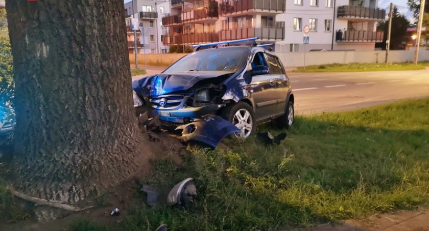 Pijacka szarża po ulicach zakończona na drzewie