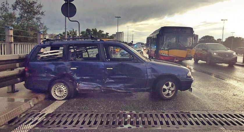 Trzy osoby ranne w zderzeniu samochodu z autobusem na moście Grota-Roweckiego (ZDJĘCIA)