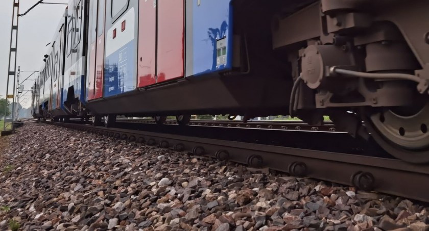 Chłopiec siedział na krawędzi peronu w środku nocy. Było o włos od tragedii...