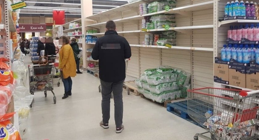 Puste półki w marketach, ograniczenia w zakupach. Co się dzieje ze sklepami?
