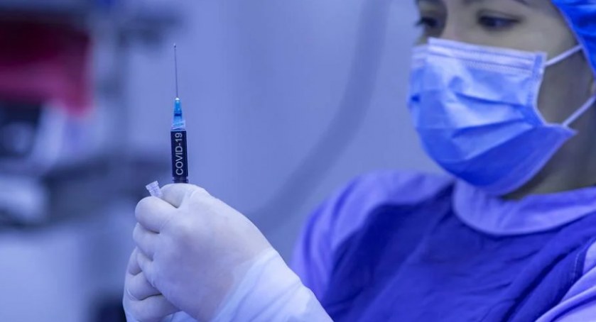Czwarta dawka szczepionki przeciwko COVID-19. Jakie są zasady? Jaka jest skala zakażeń?
