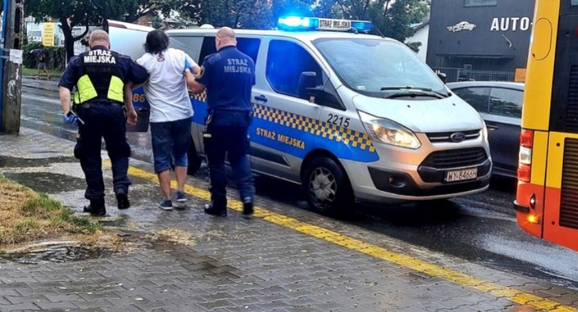 Ułożył się do snu w drzwiach autobusu. Drzemkę przerwali mu strażnicy miejscy