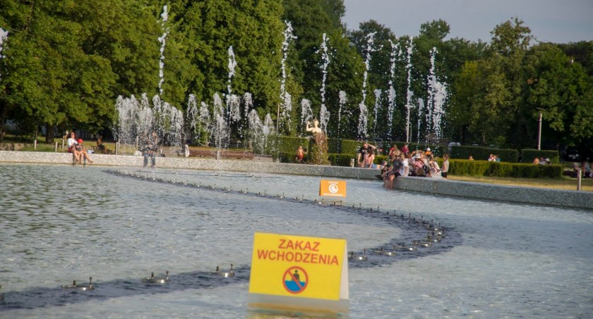 W upały szukamy wszędzie ochłody, kuszące są fontanny. Czym grozi w nich kąpiel?