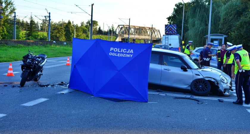 Motocyklista zginął w zderzeniu z osobówką. Kierowca auta wymusił pierwszeństwo? (ZDJĘCIA)