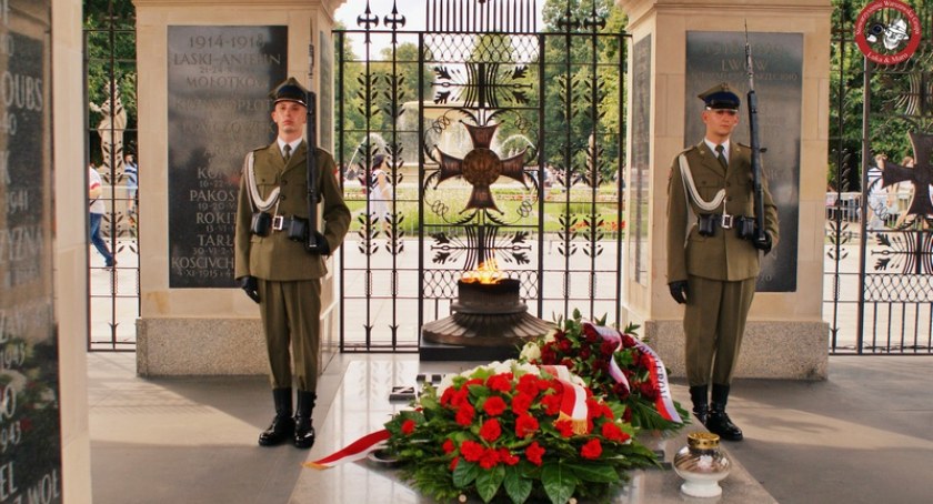 Uroczysta odprawa warty, piknik wojskowy – Święto Wojska Polskiego w stolicy