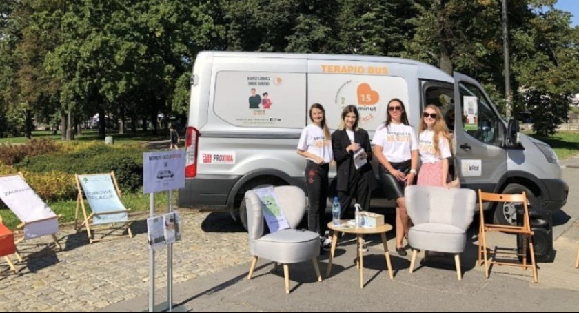 Terapiobus przyjechał na Plac Defilad