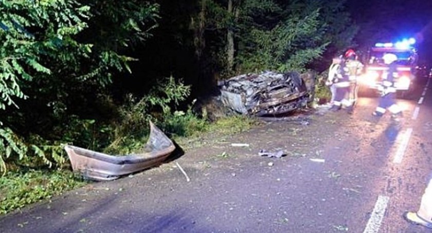 Dwie tragedie jednego dnia: Kierowca BMW spłonął w aucie, kobieta z peugeota zginęła po uderzeniu w ciężarówkę
