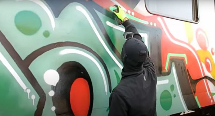 Użyli hamulca bezpieczeństwa w pociągu żeby… namalować graffiti na wagonie