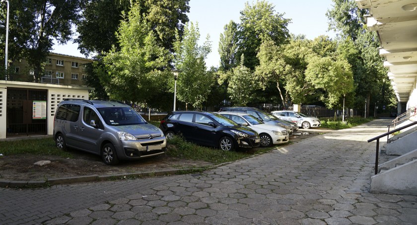 Zakaz parkowania przy ścianie budynku, więc pozostaje trawnik?