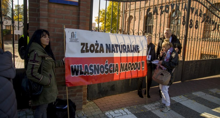 W czyje ręce trafią polskie złoża — protest pod gazownią