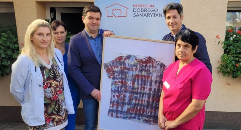 Koszulka, w której szczepił się minister Niedzielski przekazana na aukcję