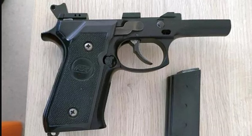Wziął do szkoły broń ojca i straszył nią kolegów