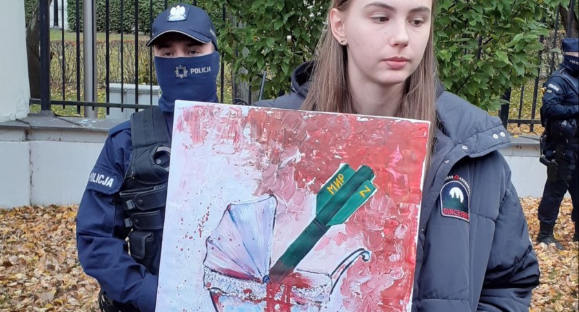 Referendum - protest w formie happeningu przed ambasadą Rosji (ZDJĘCIA)