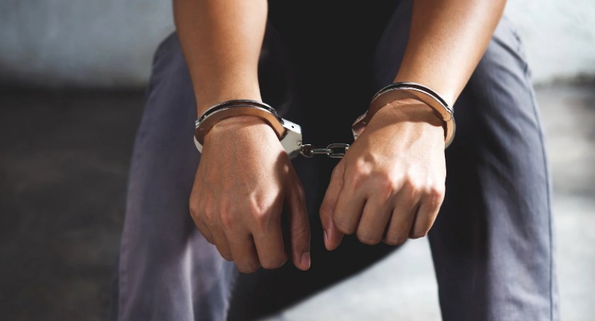 Oblali w windzie starszą kobietę żrącym kwasem. Wyrok dla trzech mężczyzn