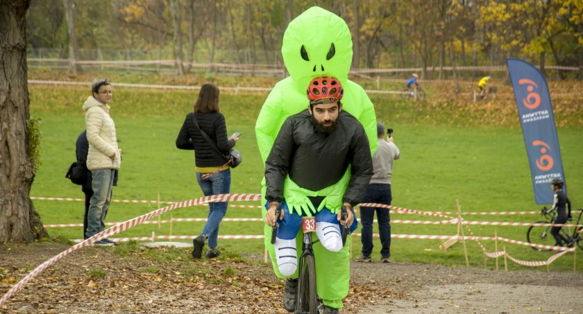 Dynia CX: rowerzyści ścigali się w strasznych strojach! [FOTORELACJA]