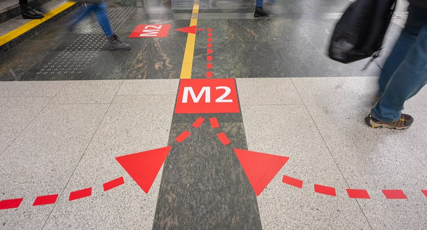 Symbole i strzałki na stacji Świętokrzyska – koniec tłoku w godzinach szczytu?