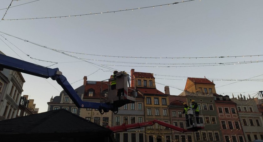 Montaż lodowiska na Rynku
