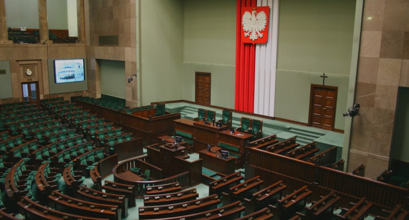 Najnowszy sondaż wyborczy IBRiS. Bezpartyjni Samorządowcy wchodzą do gry