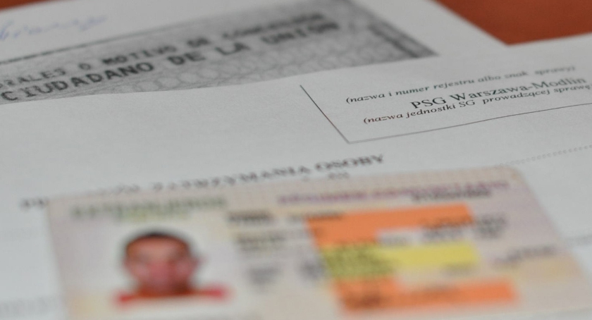 Kolejni cudzoziemcy z podrobionymi dokumentami zatrzymani na lotniskach