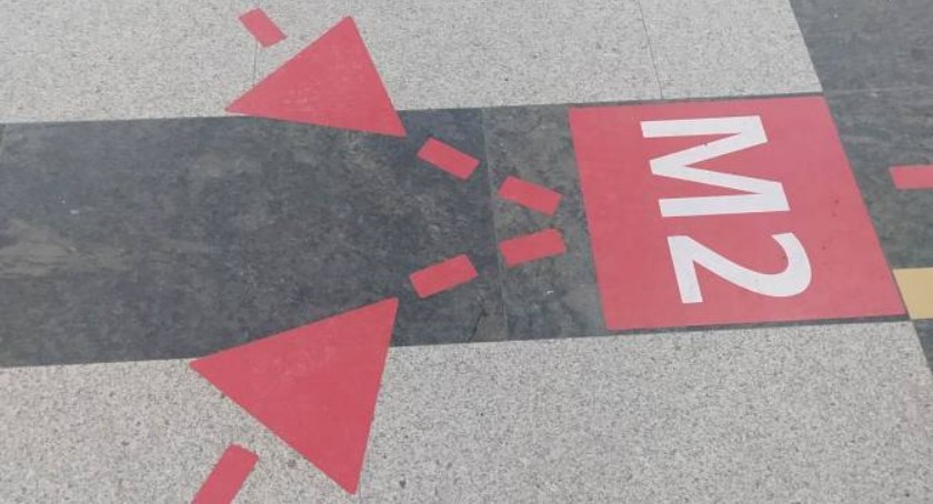 Odpowiedź rzecznika Metra Warszawskiego w sprawie oznaczeń na stacji Świętokrzyska
