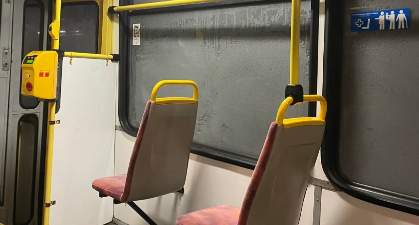 Lodowy tramwaj - świąteczna atrakcja dla zmarzniętych pasażerów? Szron na szybach i siedzeniach (ZDJĘCIA)