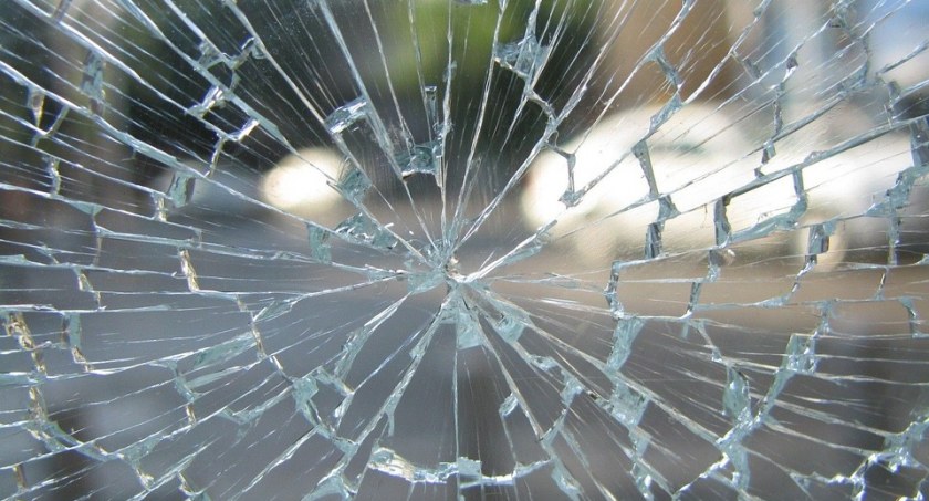 Piastów: pijany uderzył w latarnię. Wiózł 6-letnią córkę