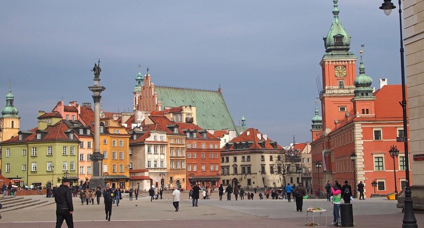Więzienna impreza, nocne śmiechy i krzyki. Stare Miasto z humorem
