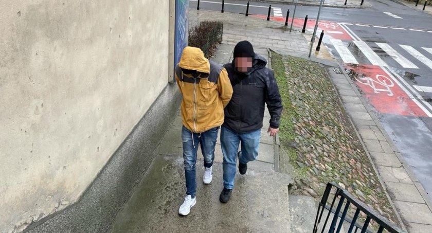 Ukradł, sprzedał, a potem w bieliźnie ukrył się na balkonie