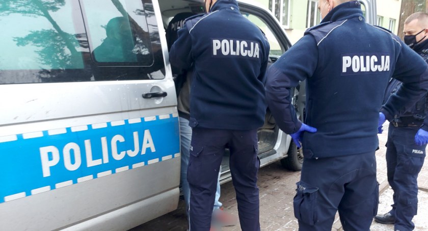 Drapał, gryzł, kopał i opluwał policjantów. Pijany złodziej samochodu z 12 zarzutami