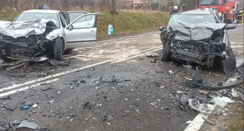 Czołowe zderzenie w Parzeniu. Nie żyje dziecko