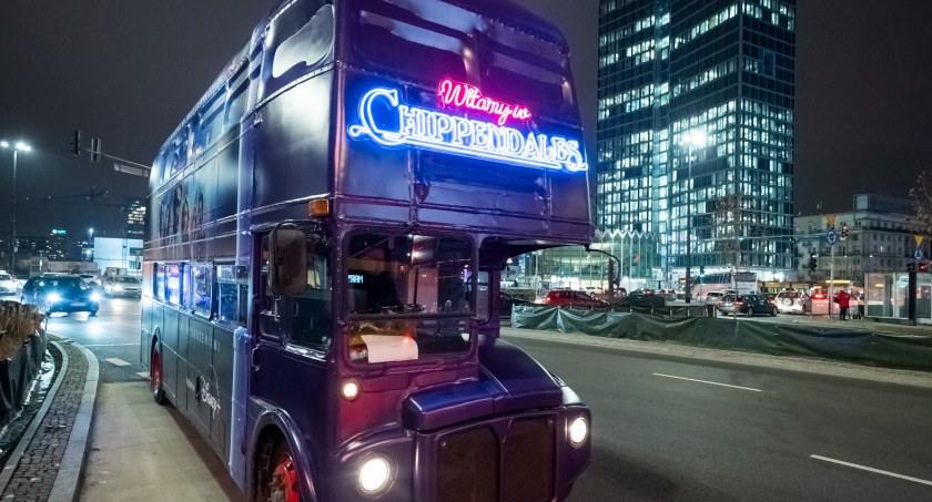 Impreza na czterech kółkach w autobusie double-decker 