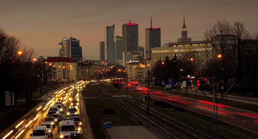 Wraca ruch na ulicach. Komunikacja wraca na normalne trasy