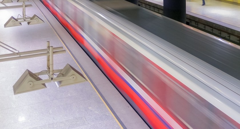 Ciągle to samo. Ktoś znowu zostawił bagaż w metrze. UTRUDNIENIA