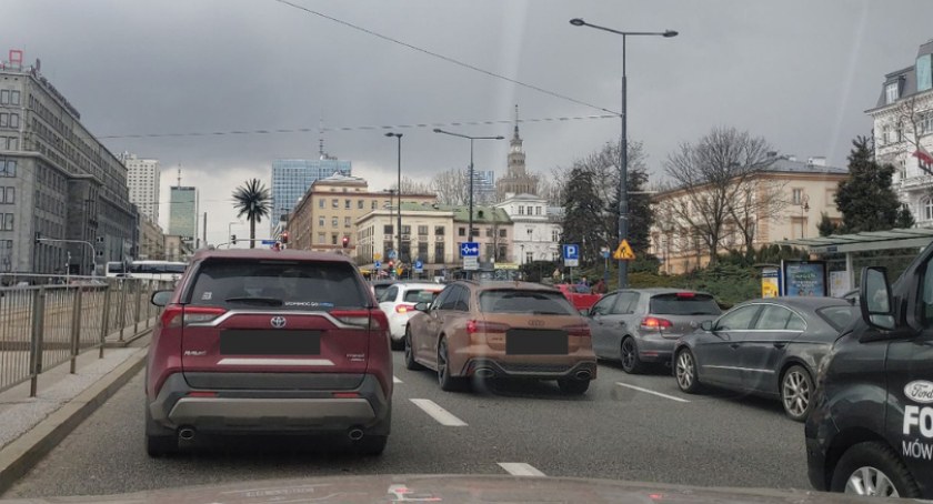 Trwa manifestacja na Śródmieściu. Samochody muszą czekać na swoją kolej