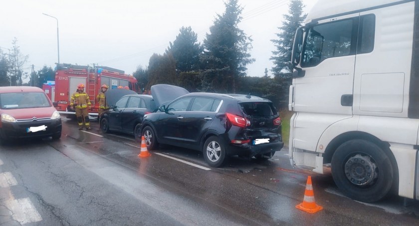 Trzy auta uszkodzone, dwie osoby poszkodowane - w tym dziecko [ZDJĘCIA]