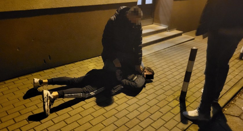 Umówił się z nią na seks, ukradł jej auto i sprzęt, a telefon podarował... żonie