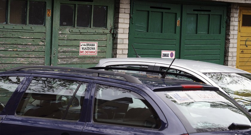 Podwórkowe anomalie na Saskiej Kępie