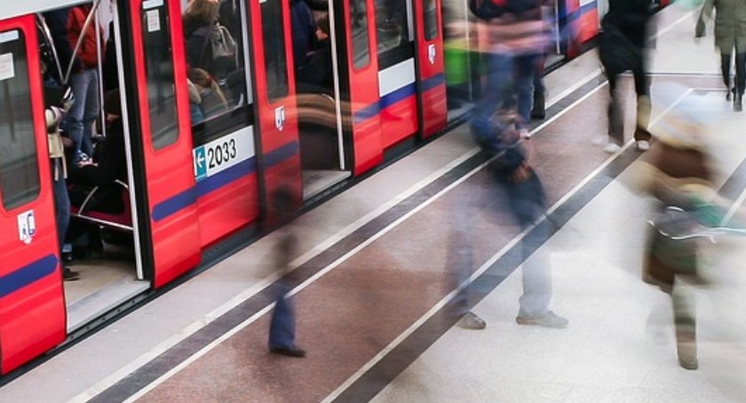 Pies biega w tunelu metra M2? Skrócone trasy pociągów!