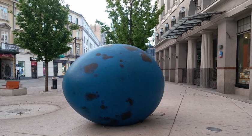 Wielkie pisanka na Placu Pięciu Rogów, chociaż Wielkanoc już dawno minęła