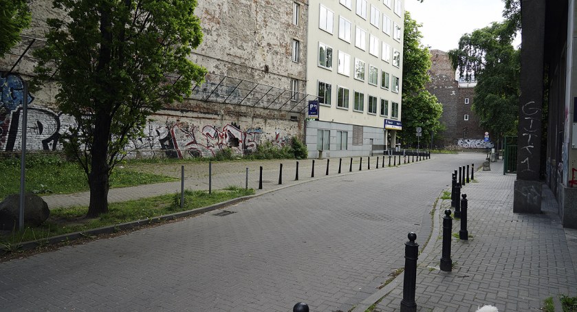 Słupki i ulica Krucza