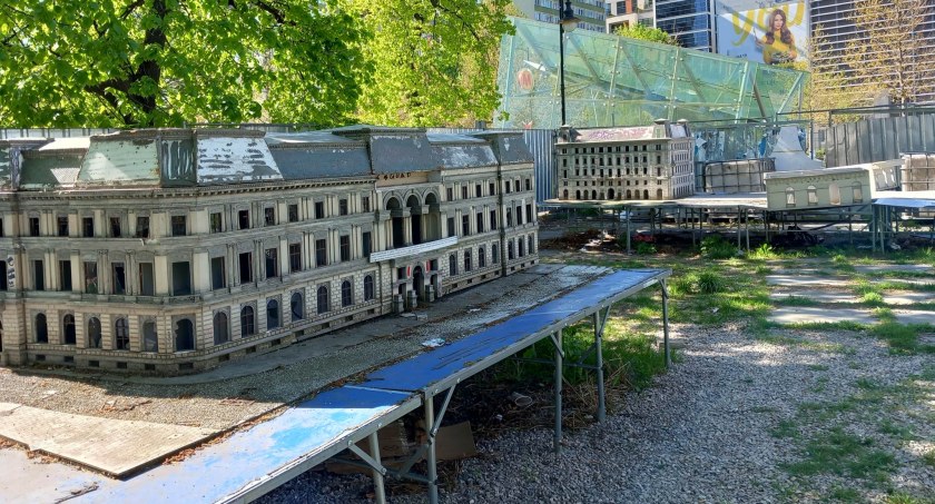 Park Miniatur zamiast historycznych budowli prezentuje przykłady wandalizmu