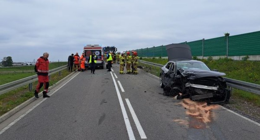 Czołowe zderzenie przy S17. Zginęła jedna osoba
