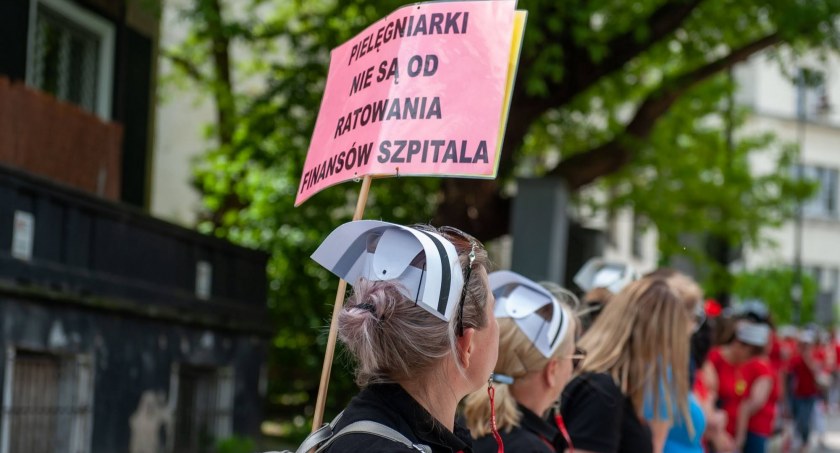 Protest Pielęgniarek. One nie są od ratowania finansów szpitala [ZDJĘCIA]