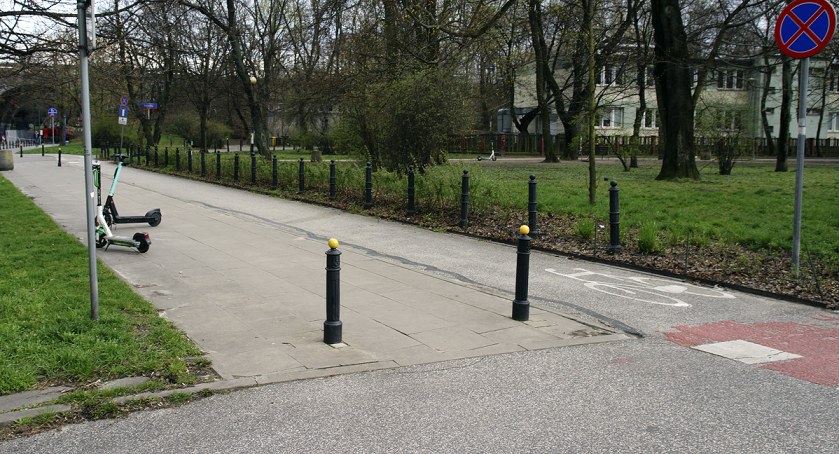 Brakuje miejsc na słupki drogowe