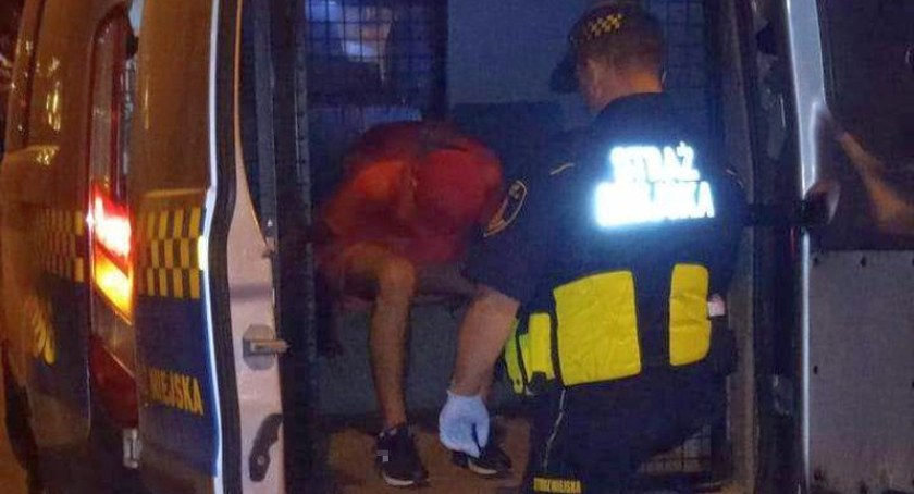 Pilnie potrzebował krzesła, więc je ukradł. Nie wyszło